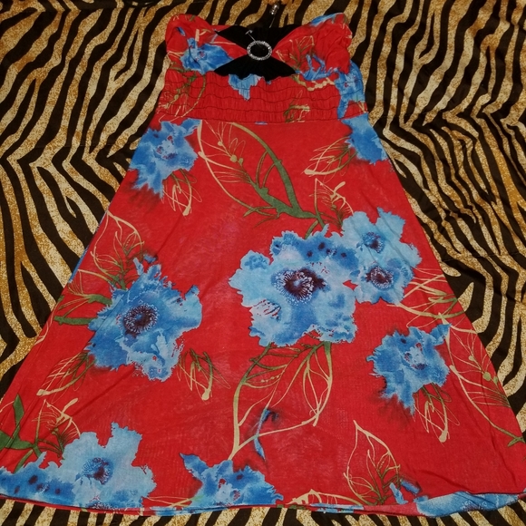 Dress With Necklace - Picture 2 of 10